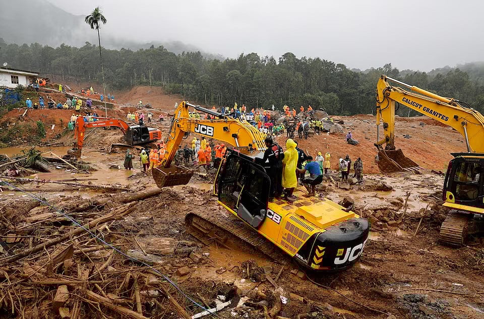 ভারতের দক্ষিণের রাজ্য কেরালার ওয়েনাডে ভূমিধসের পর উদ্ধারকাজে অংশ নেয় বিভিন্ন সংস্থা
